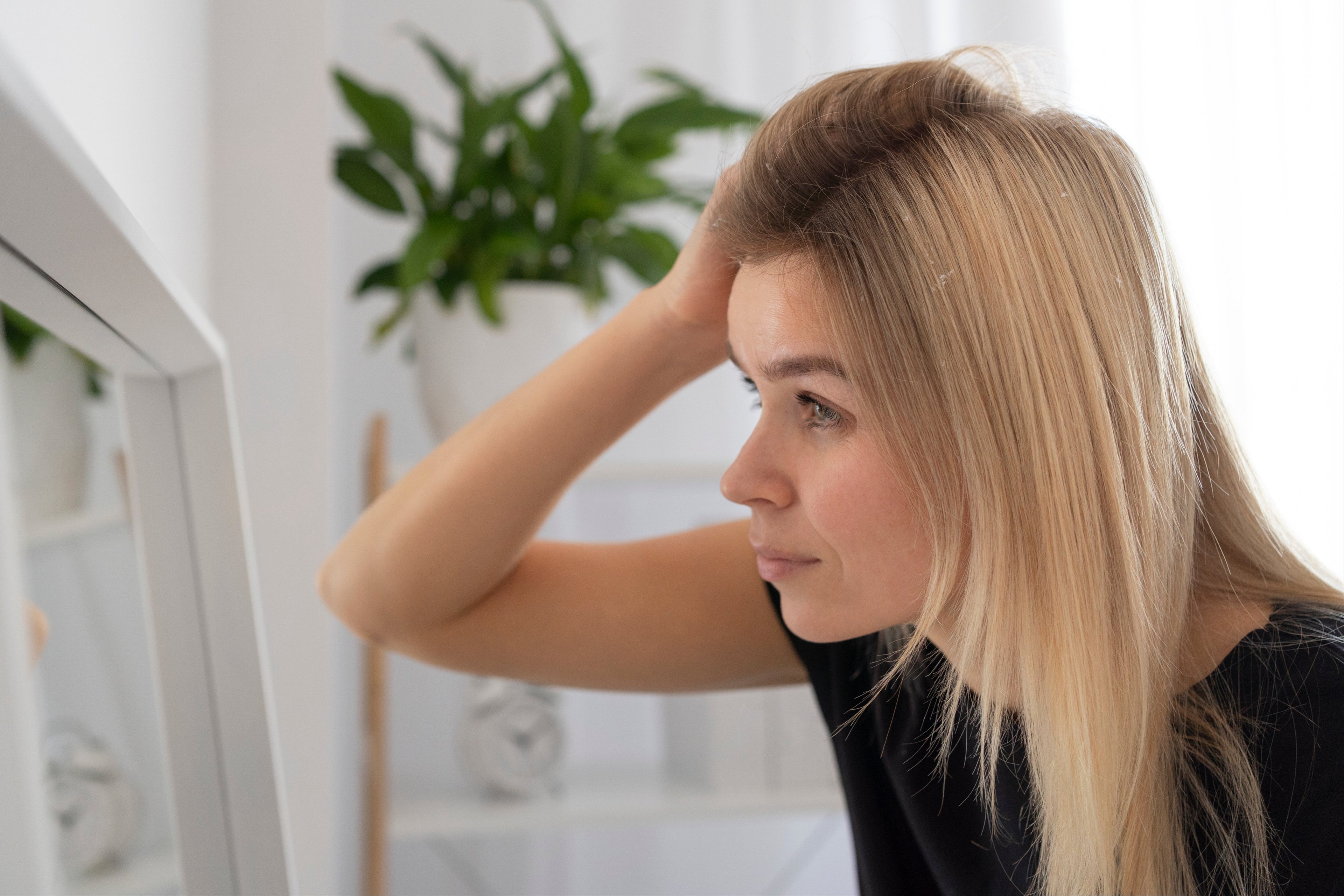 femme touche cheveux